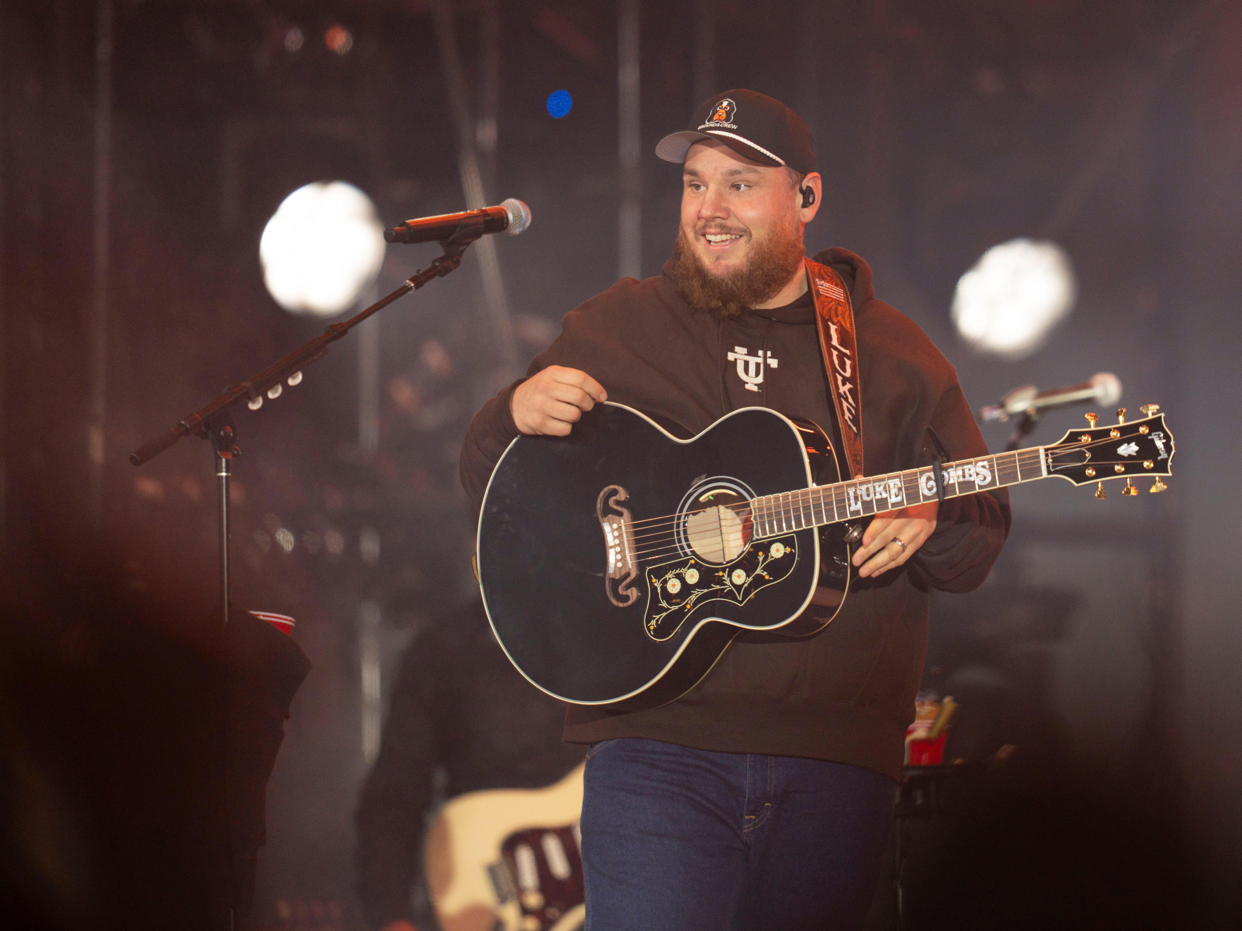 Watch Wings' Edvinsson, Raymond shotgun beers at Luke Combs concert