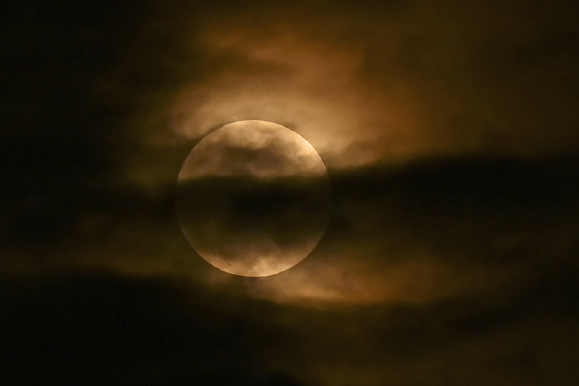 Alien life on the moon? New findings say maybe