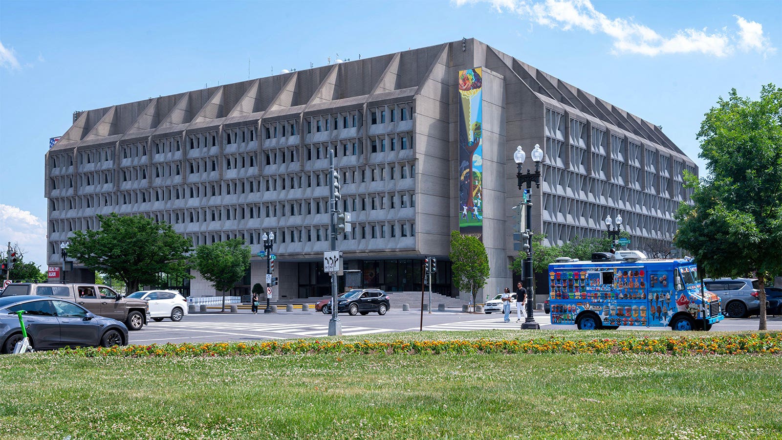 HHS moves to create list of COVID vaccine injuries