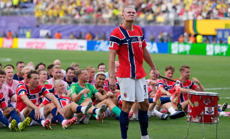 Erling Haaland 'đòi nợ' Rooney vụ chèo thuyền