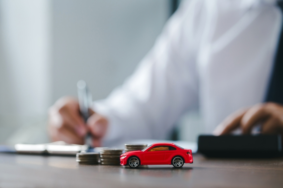 “13年落ち”の軽自動車に乗っています。妻は「まだ乗れるのに買い替えるのはもったいない」と言いますが、古い車は税金が高くなると聞いて不安…。新車に買い替える場合と比べてどちらが得なのでしょうか？