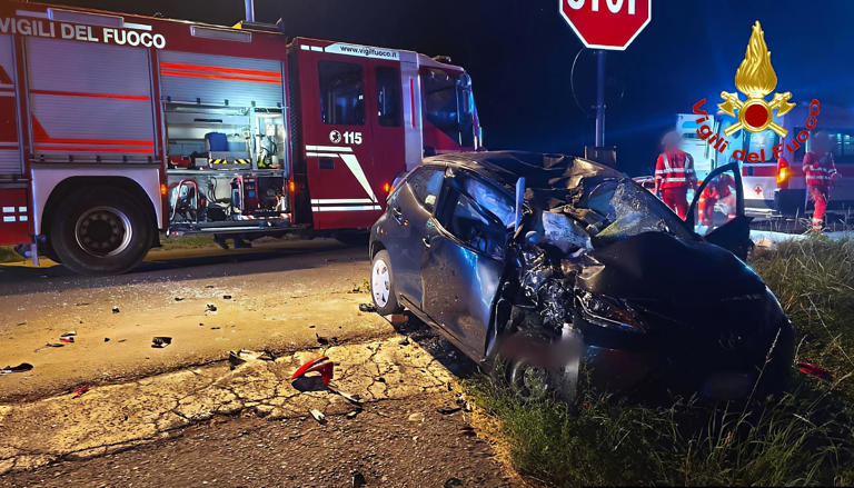 Violento scontro tra auto e moto. Due in ospedale