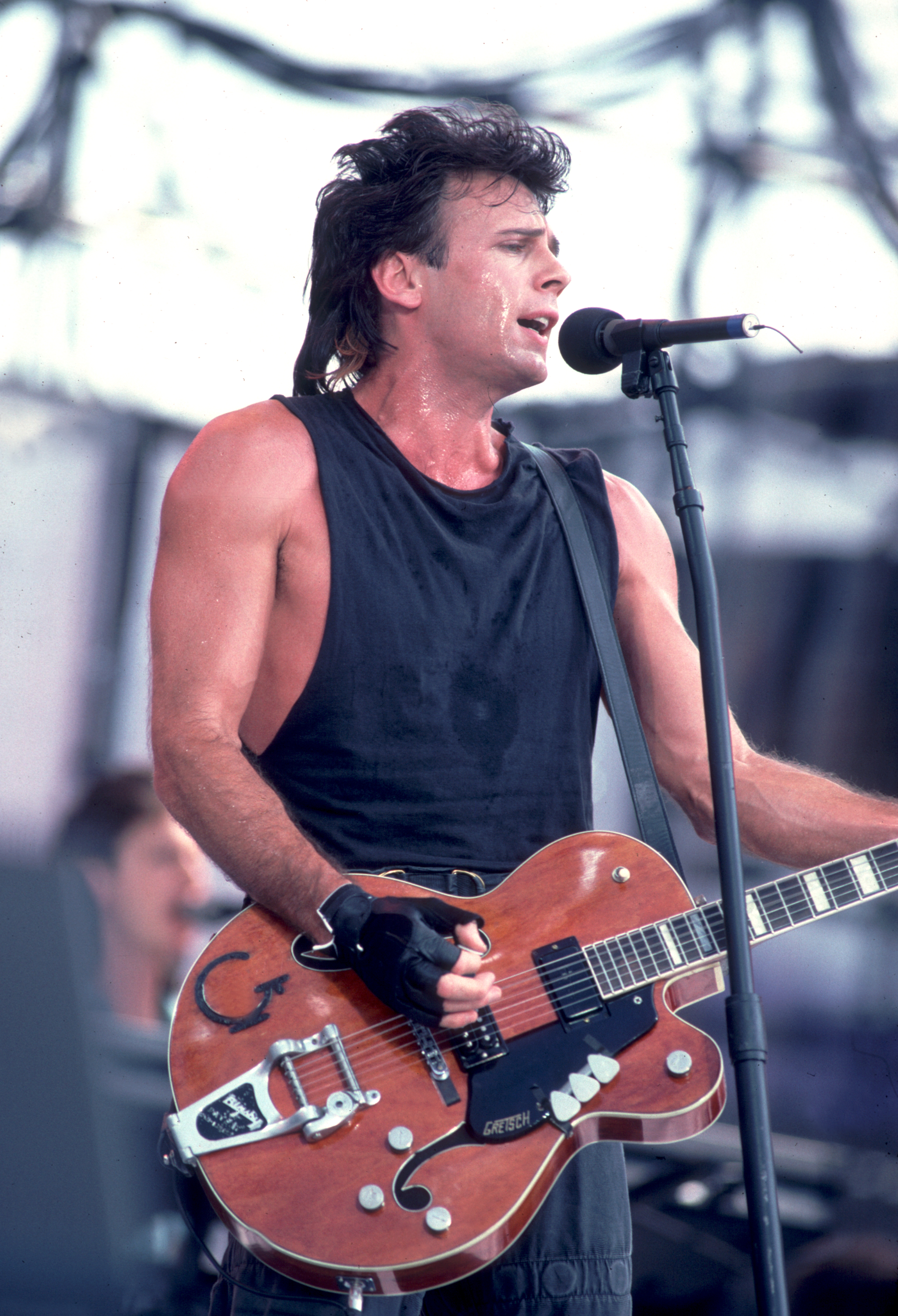 Iconic ’80s rocker shows off ripped body at 76 while performing shirtless