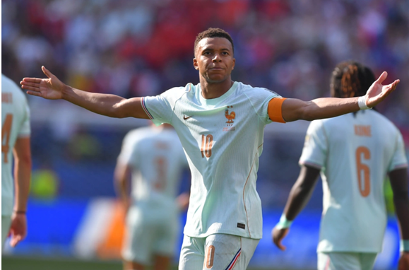 Cách gia đình quản lý sự nghiệp của Mbappe
