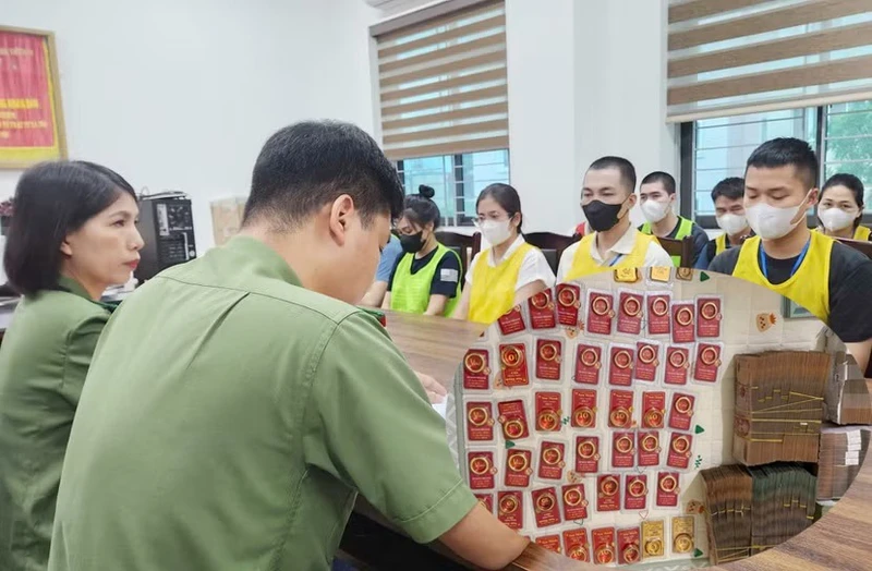 Triệt phá đường dây mua bán 5.000 tài khoản ngân hàng