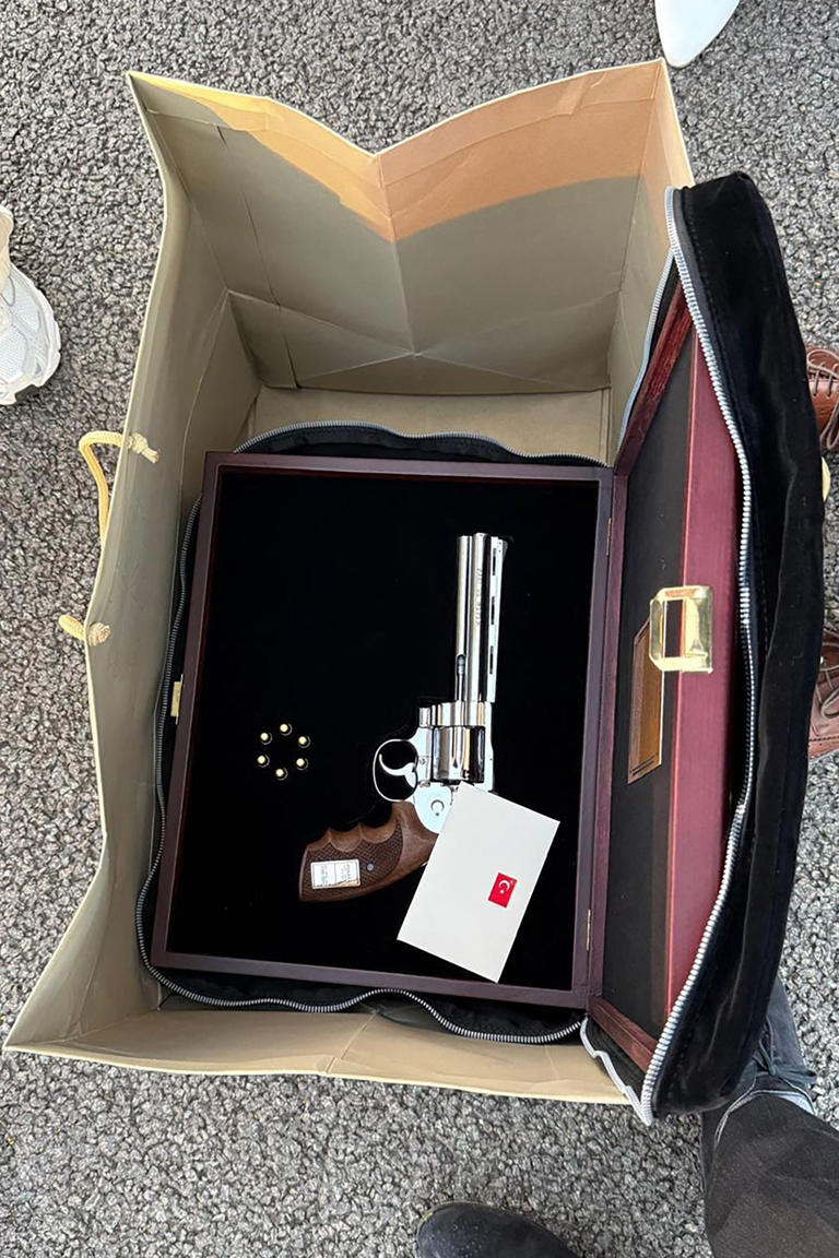 On the 9th, the Belgian Prime Minister's Office belatedly opens and releases photos of the gift from Turkish President Recep Erdogan. The gift contains a card and firearm. The Belgian Prime Minister's Office, only upon returning home, learns about the items in the gift received by the prime minister and urgently follows the relevant procedures. /AFP-Yonhap