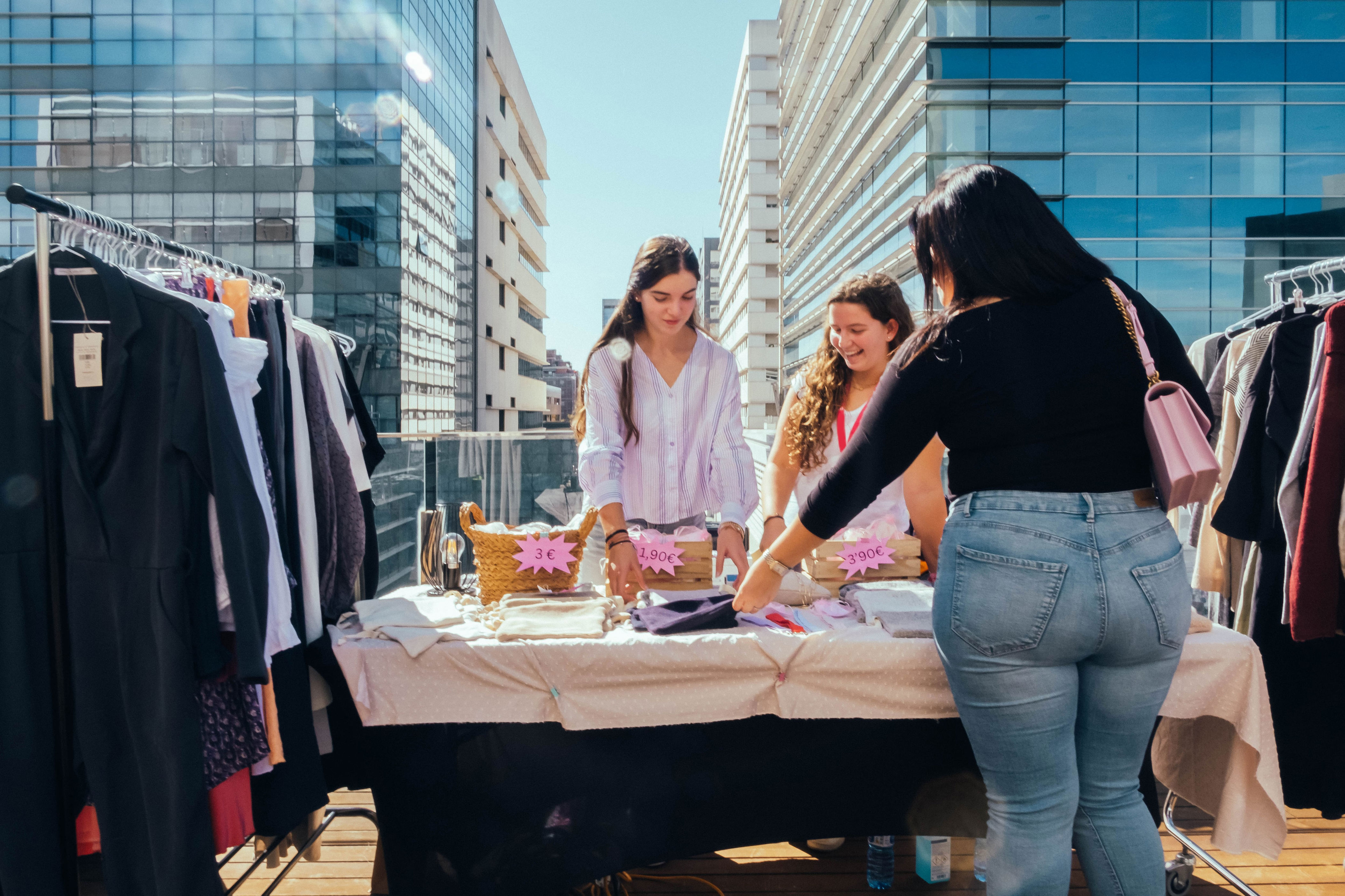 El primer empleo permite a muchos jóvenes desarrollar habilidades como la responsabilidad, la autonomía y el trato con el público.