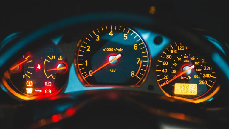 Jangan sampai tertipu! Ini cara mengetahui kilometer asli mobil bekas ...