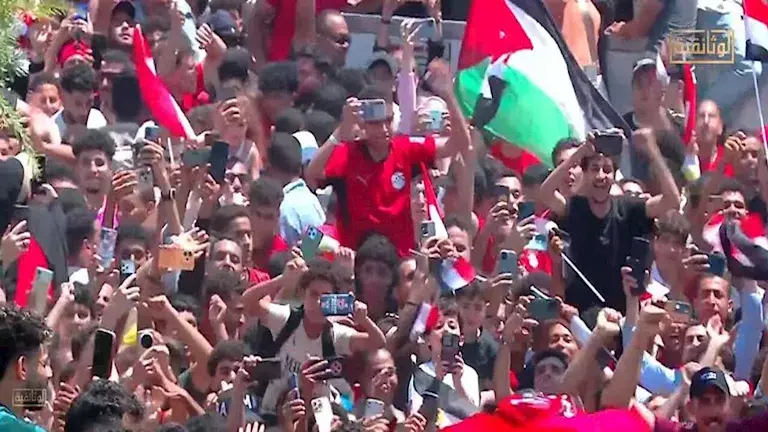 علم فلسطين يزين احتفالات منتخب مصر (2)