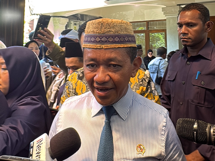 Menteri Energi dan Sumber Daya Mineral (ESDM) Bahlil Lahadalia melayat ke kediaman Rachmat Gobel di Jakarta Selatan, pada Jumat (10/7/2026). Foto: Widya Islamiati/kumparan