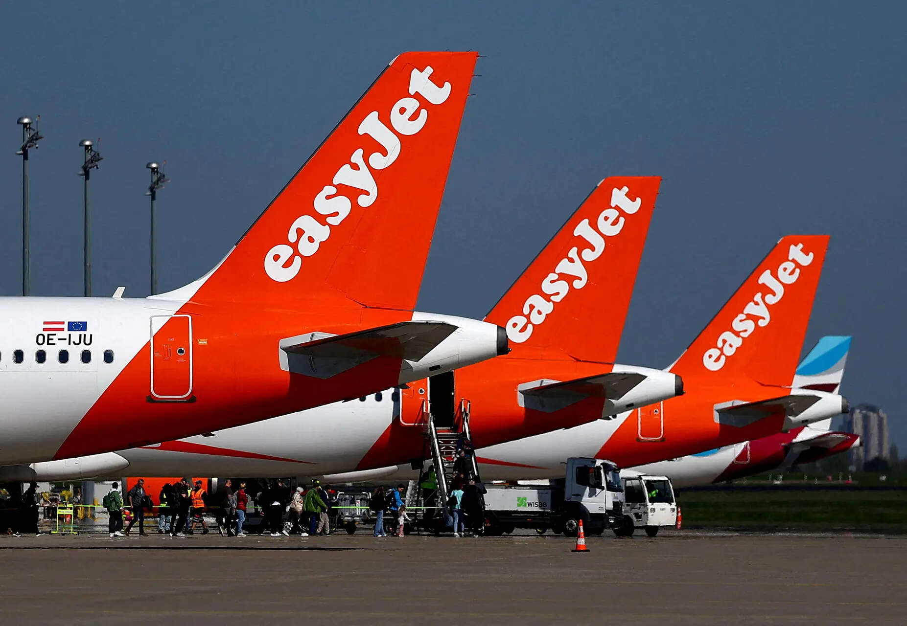 EasyJet accepts rival takeover bid by US investor Apollo