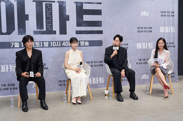  지성 "가짜 가족의 통쾌한 사기…신선한 '아파트' 설정에 푹 빠졌죠" Bildidee 