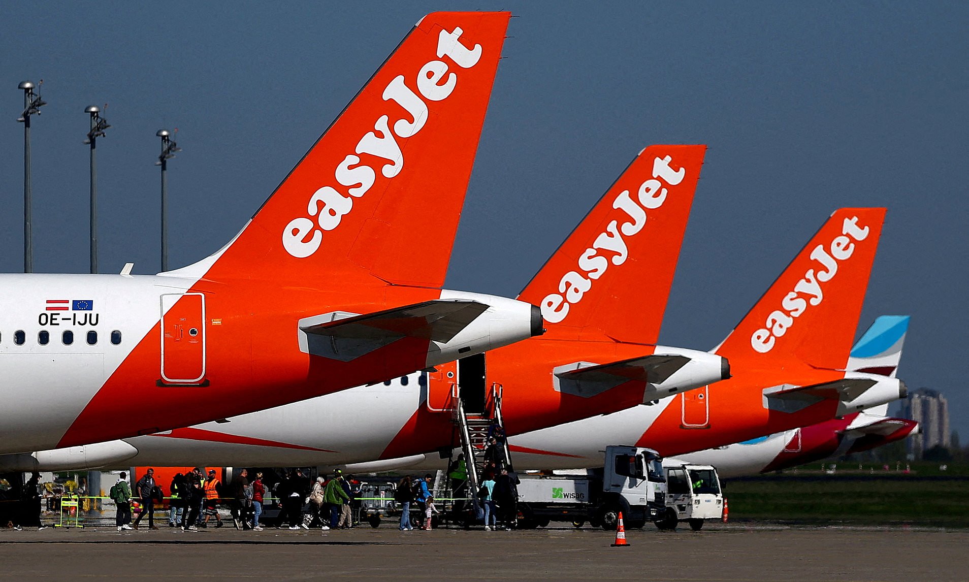 EasyJet accepts rival takeover bid from US investor Apollo worth £5.7bn