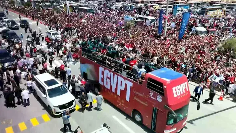 زيكو يرفع علم فلسطين في احتفالات منتخب مصر (3)