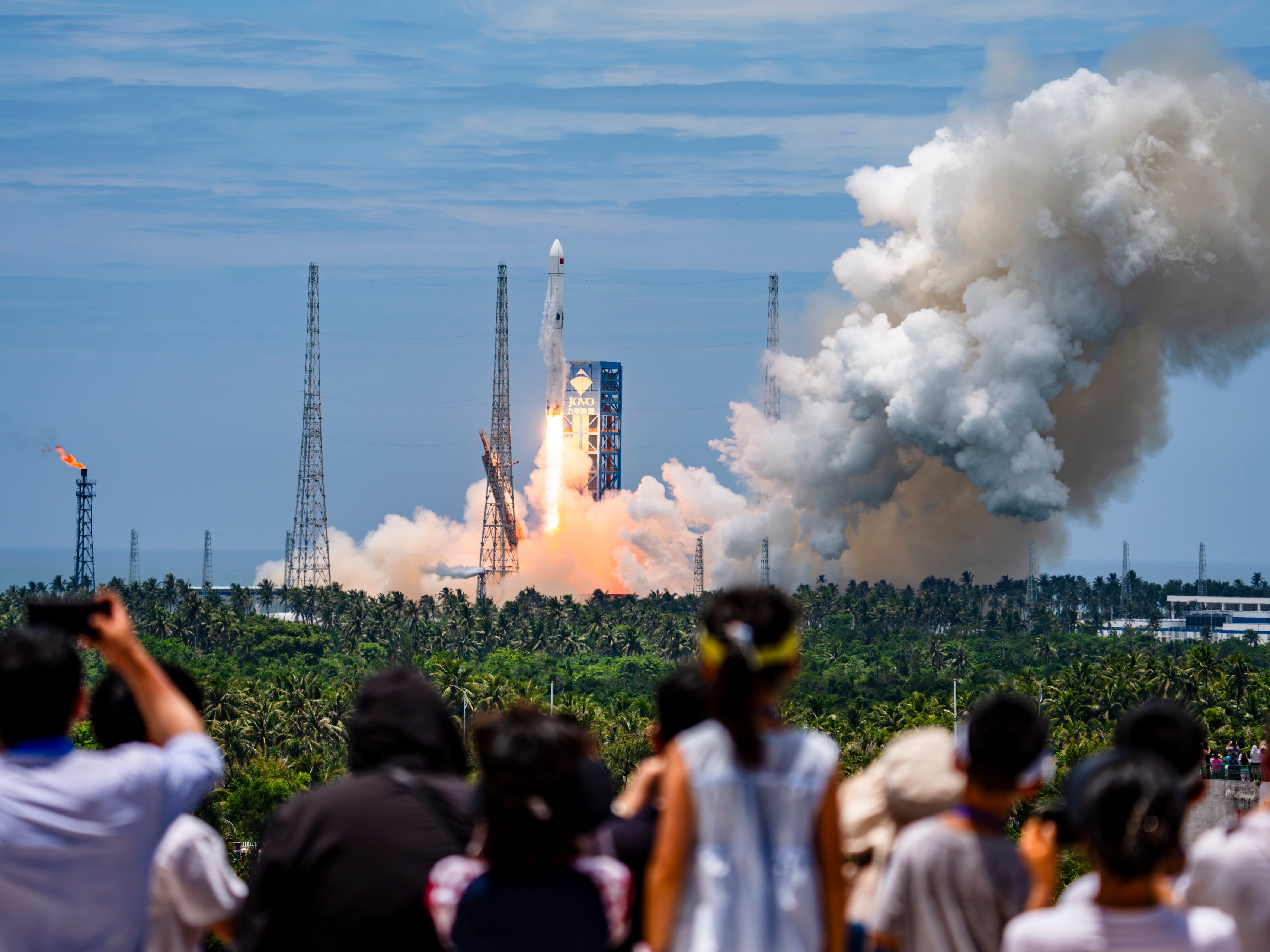 Watch China land a reusable rocket for the first time, a new challenge ...