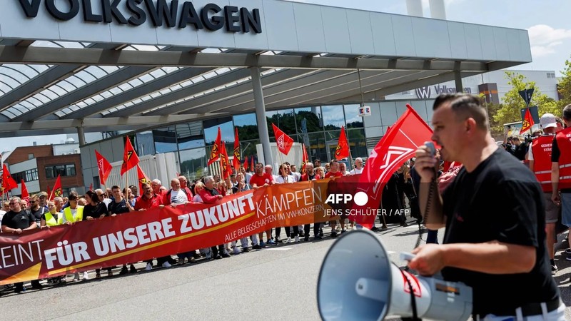 Volkswagen threatens mass layoffs as union warns of conflict