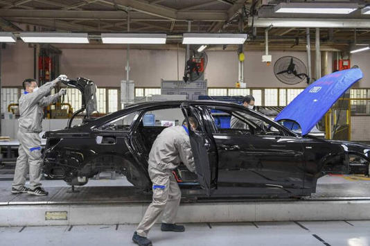 Funcionários da Volkswagen retomam trabalho em fábrica na cidade de Changchun, no nordeste da China Foto: