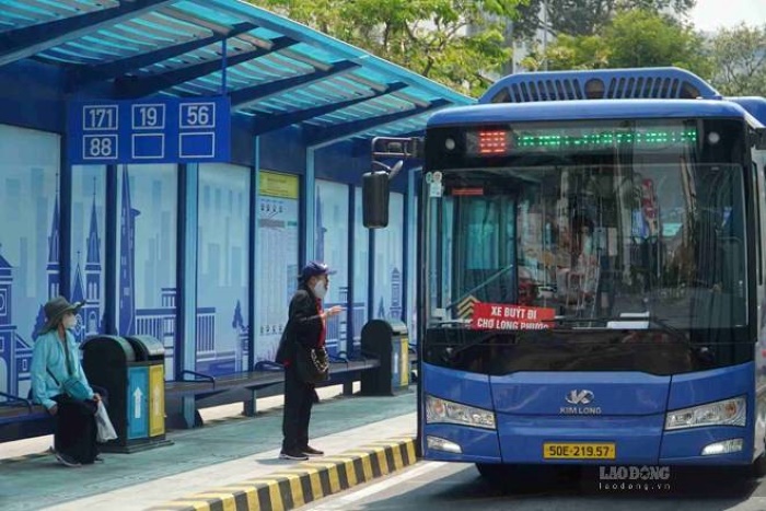 Hành khách đón xe buýt ở trung tâm TPHCM. Ảnh: Anh Tú