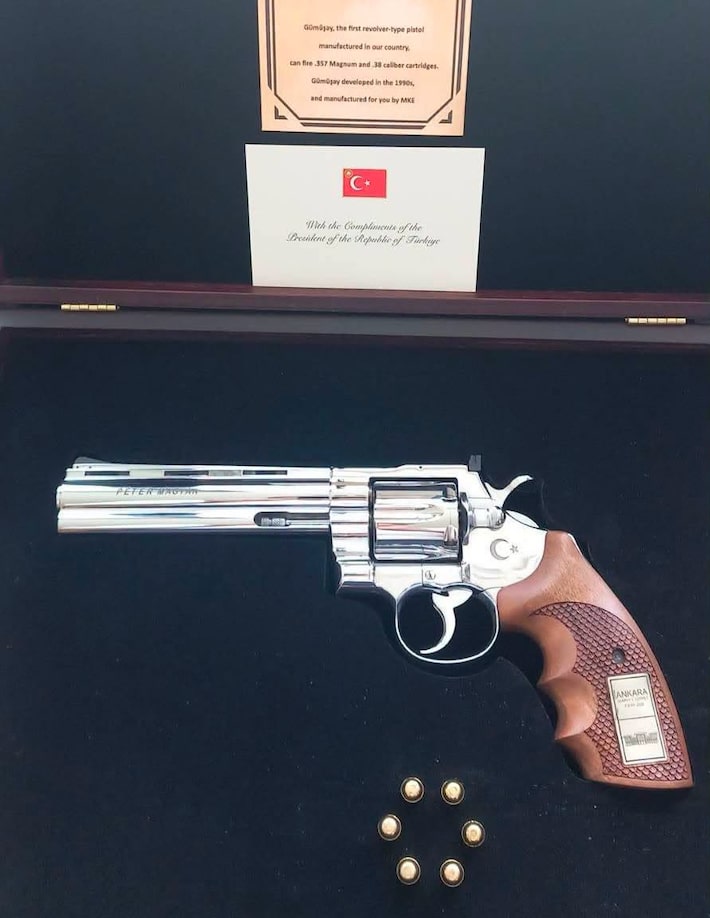 Como é o revólver dado por Erdogan a líderes da OTAN e quais foram as ...