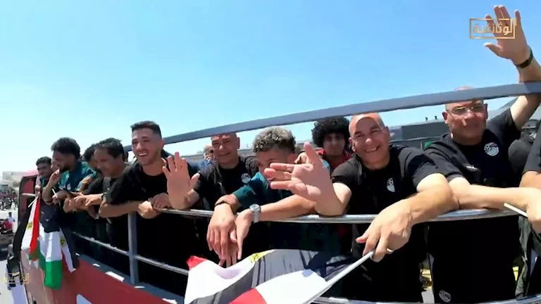زيكو يرفع علم فلسطين في احتفالات منتخب مصر (4)