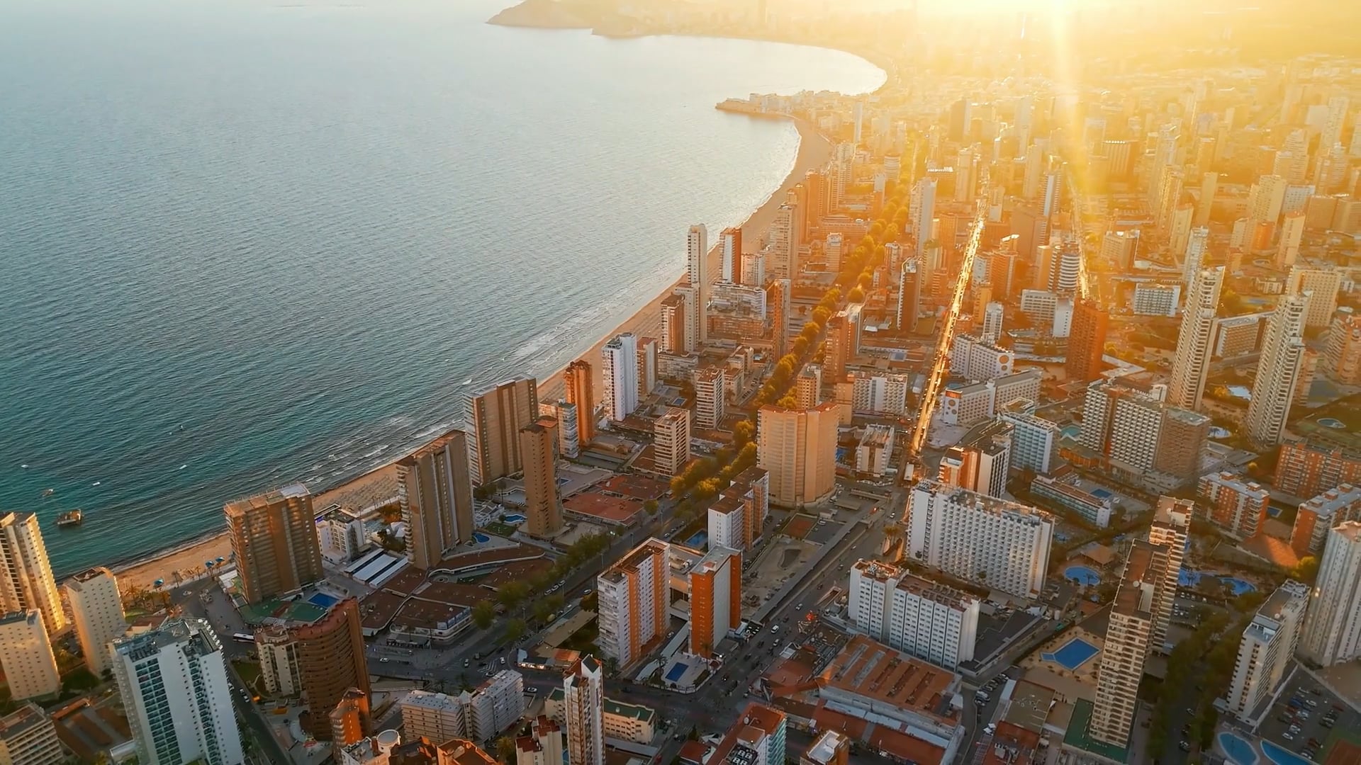 Khám phá đường chân trời Benidorm qua góc nhìn flycam ấn tượng