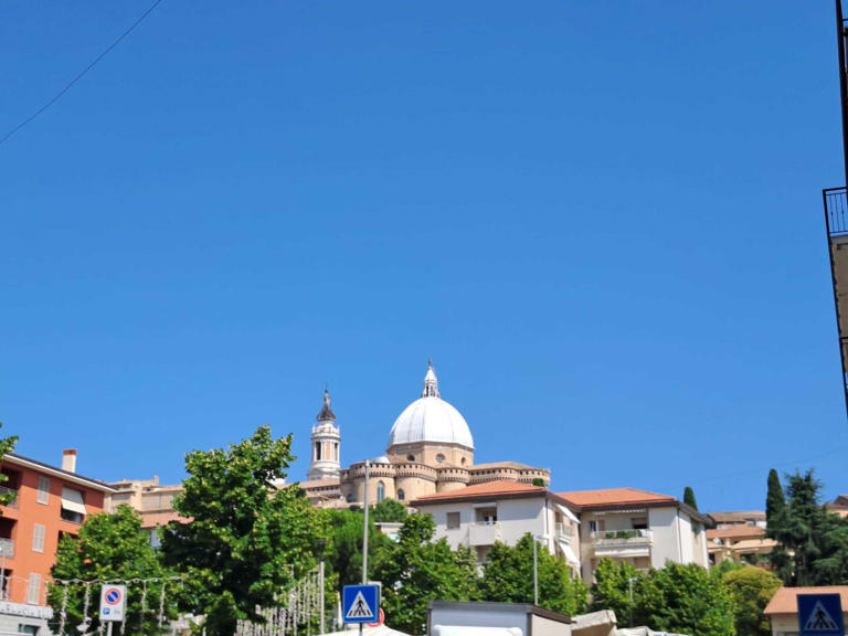 Uccisa dal marito in casa, 'uno strazio che colpisce Loreto e l'Italia'