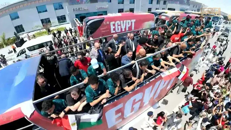 زيكو يرفع علم فلسطين في احتفالات منتخب مصر (2)
