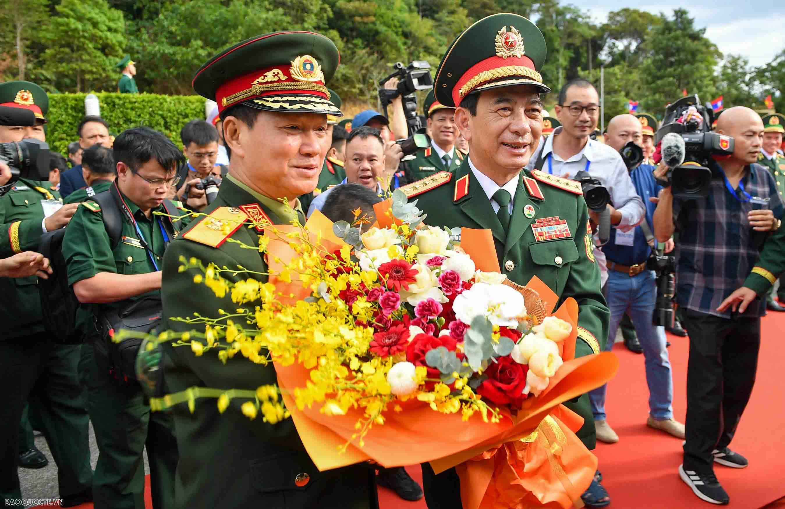 Lãnh đạo Bộ Quốc phòng Việt Nam - Lào trải nghiệm trò chơi truyền thống hai nước