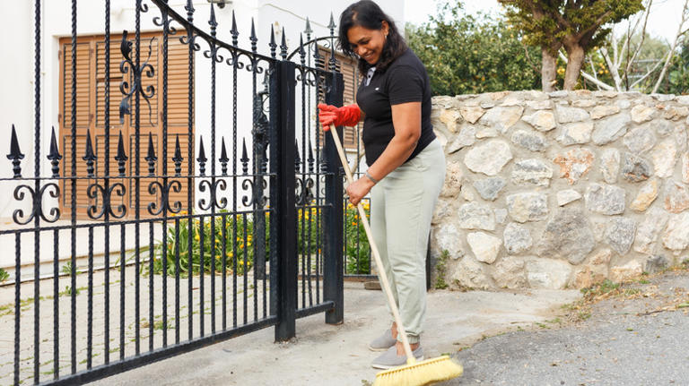 The mistake you're making with garden hoses that's hiking up your water ...