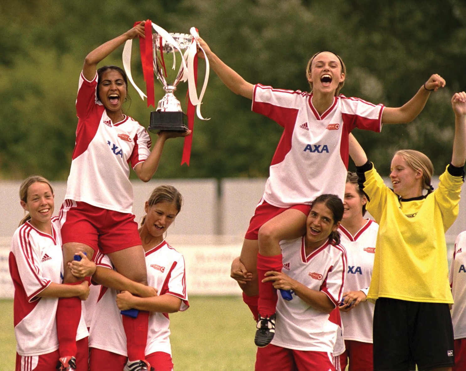 Parminder Nagra, Keira Knightley in Bend It Like Beckham
