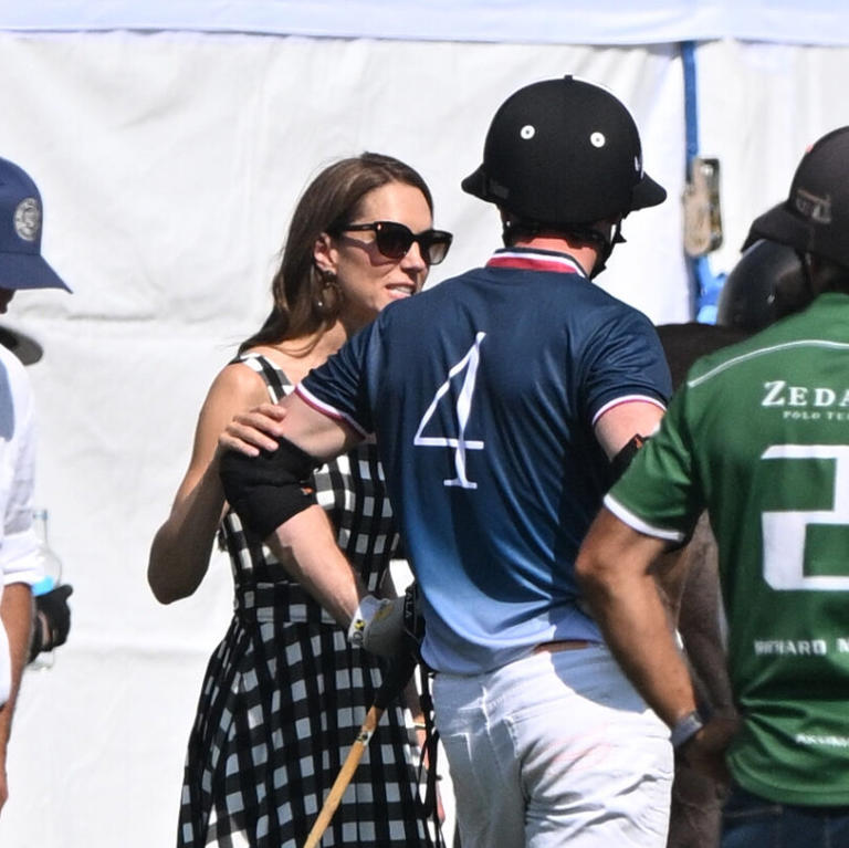 Kate très tendre et élégante pour soutenir William à la Royal Charity ...