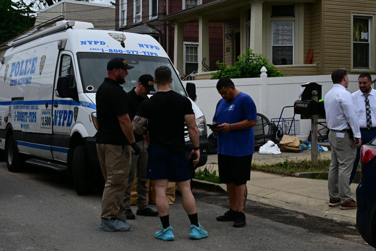 Rotting body of man found in Staten Island home after 911 caller ...
