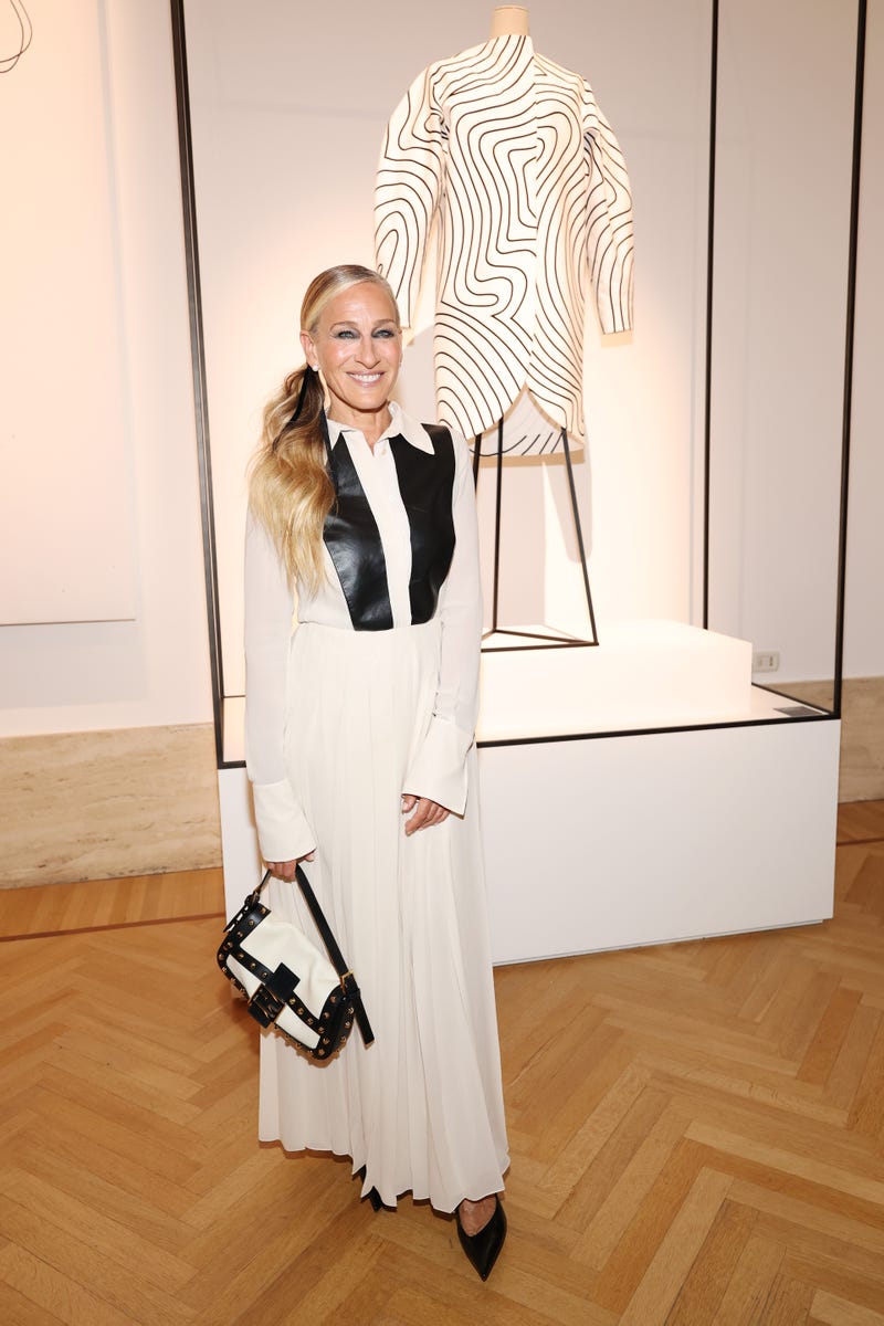Sarah Jessica Parker brilla en Roma con un vestido camisero blanco y negro