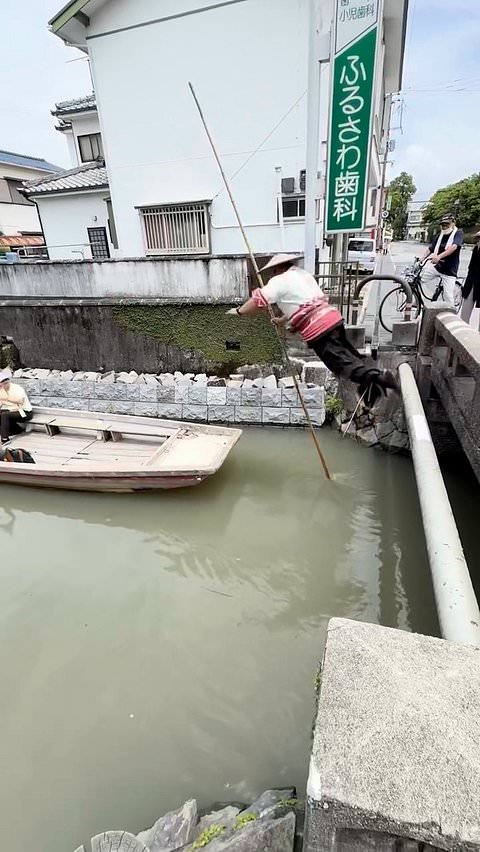 Tour guide jumps from bridge to return to boat