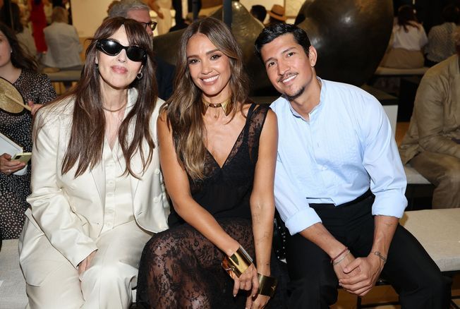 Jessica Alba joue les femmes fatale dans une robe en dentelle noire ...