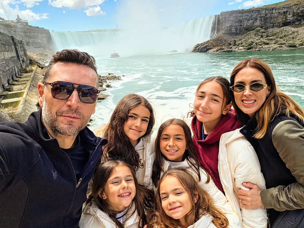 Martín Fuentes y Jacky Bracamontes con 'Mini Jacky', Carolina, Renata, Emilia y Paula.