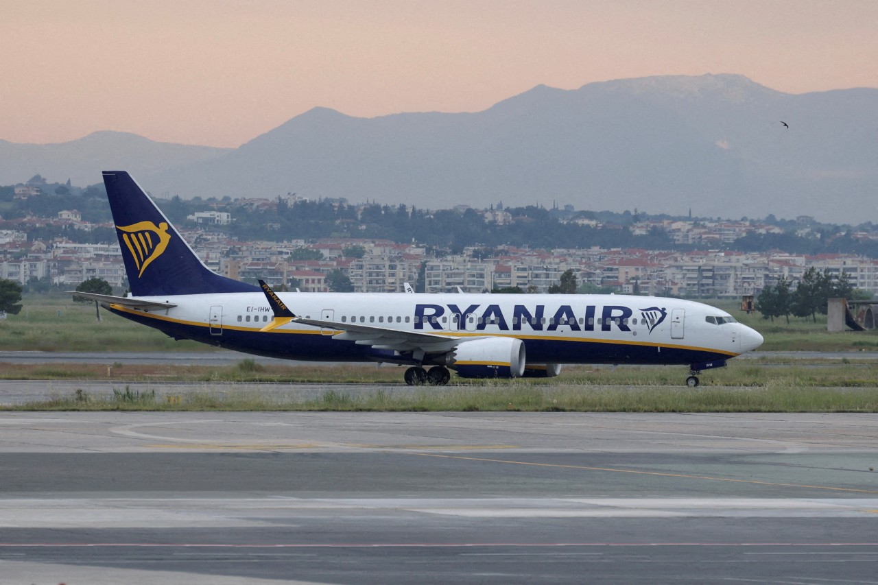 Boeing 737 cabin depressurizes after engine issue, injuring passenger