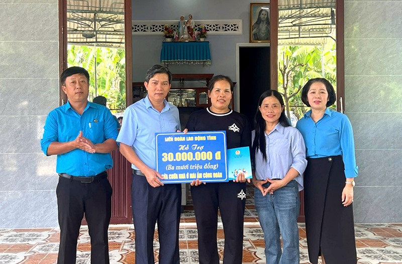Quảng Ngãi bàn giao năm nhà Mái ấm Công đoàn cho đoàn viên
