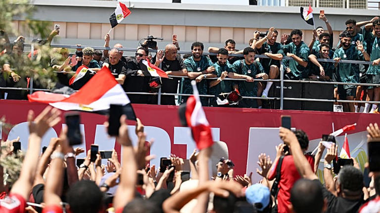 Des supporters se pressent pour accueillir l'équipe nationale égyptienne de football à l'aéroport d'El-Alamein, à 160 km à l'ouest d'Alexandrie, le 10 juillet 2026