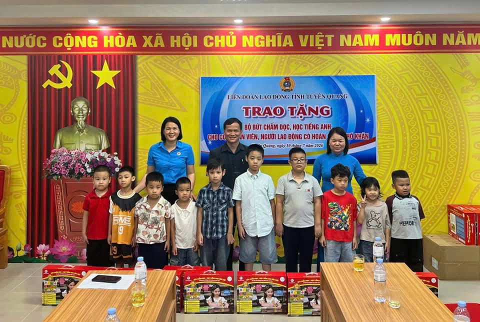 Tặng quà cho con đoàn viên, người lao động khó khăn tại Tuyên Quang