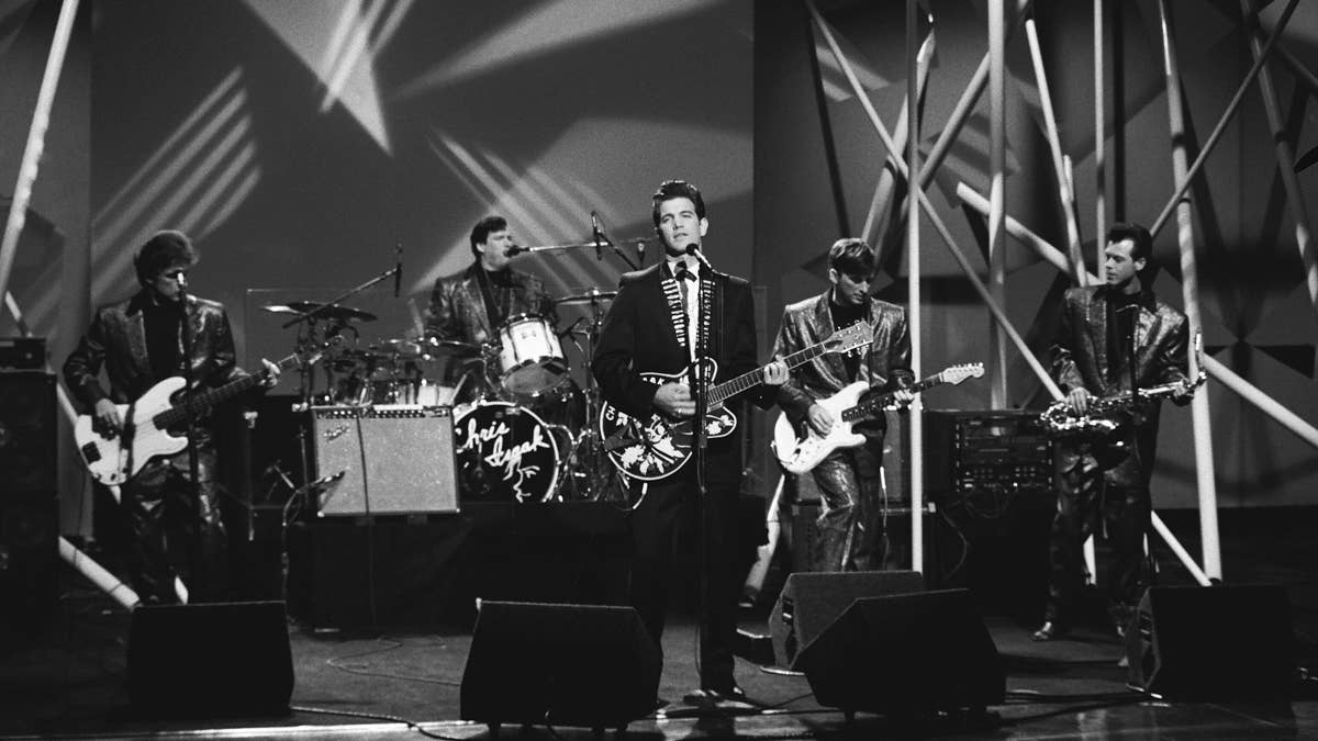 Chris Isaak, 70, stuns fans with live performance of his iconic hit in ...