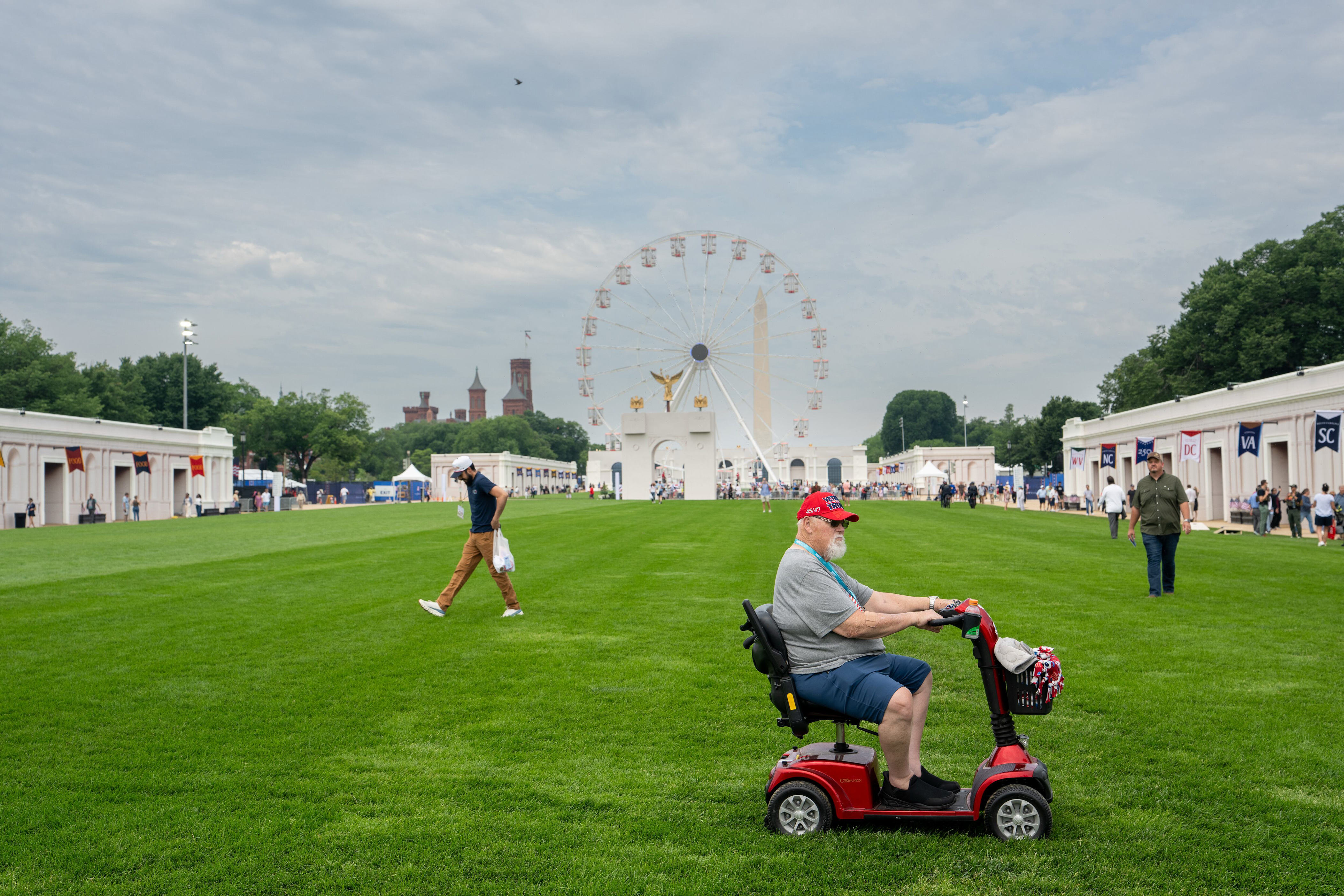 Sparse crowds became a running joke. Reporters and visitors described underwhelming attendance, with photos of empty walkways and exhibits spreading online. Axios wrote that Washington had a “new pastime” roasting the fair. / Andrew Leyden / Getty Images