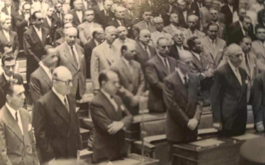 Ο Στέφανος Στεφανόπουλος, δεύτερος από αριστερά, στη Βουλή έχοντας στα αριστερά του τον Σπύρο Μαρκεζίνη. Πίσω διακρίνεται ο Κωνσταντίνος Μητσοτάκης.