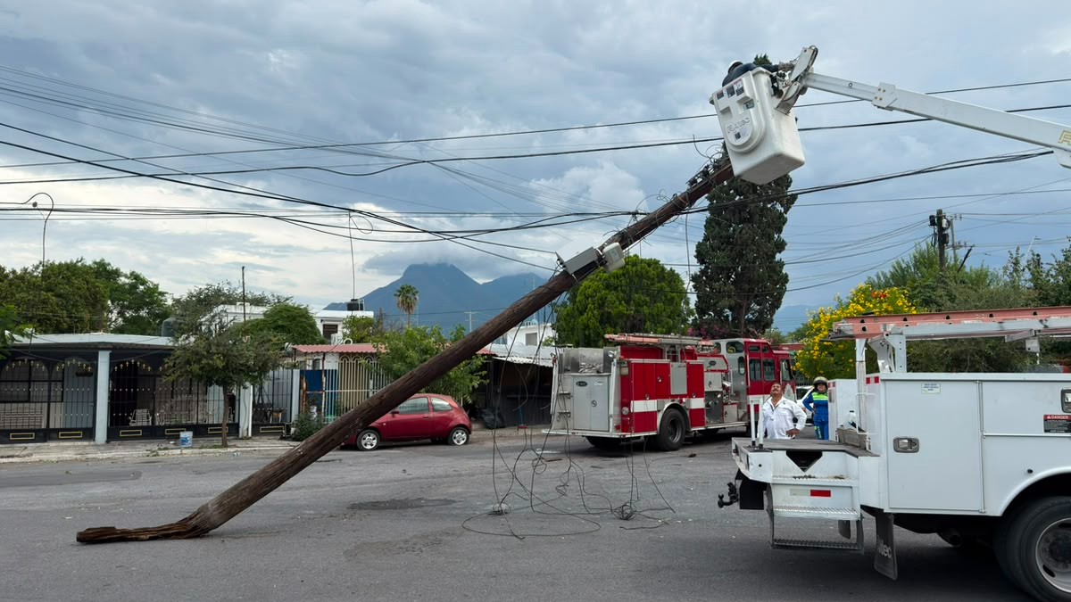 Camión derriba poste y deja sin luz a vecinos de San Nicolás