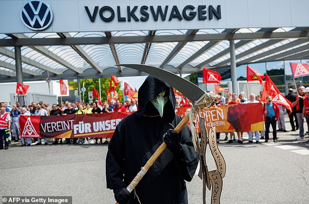Volkswagen cuts model range to save costs - 100,000 jobs at risk