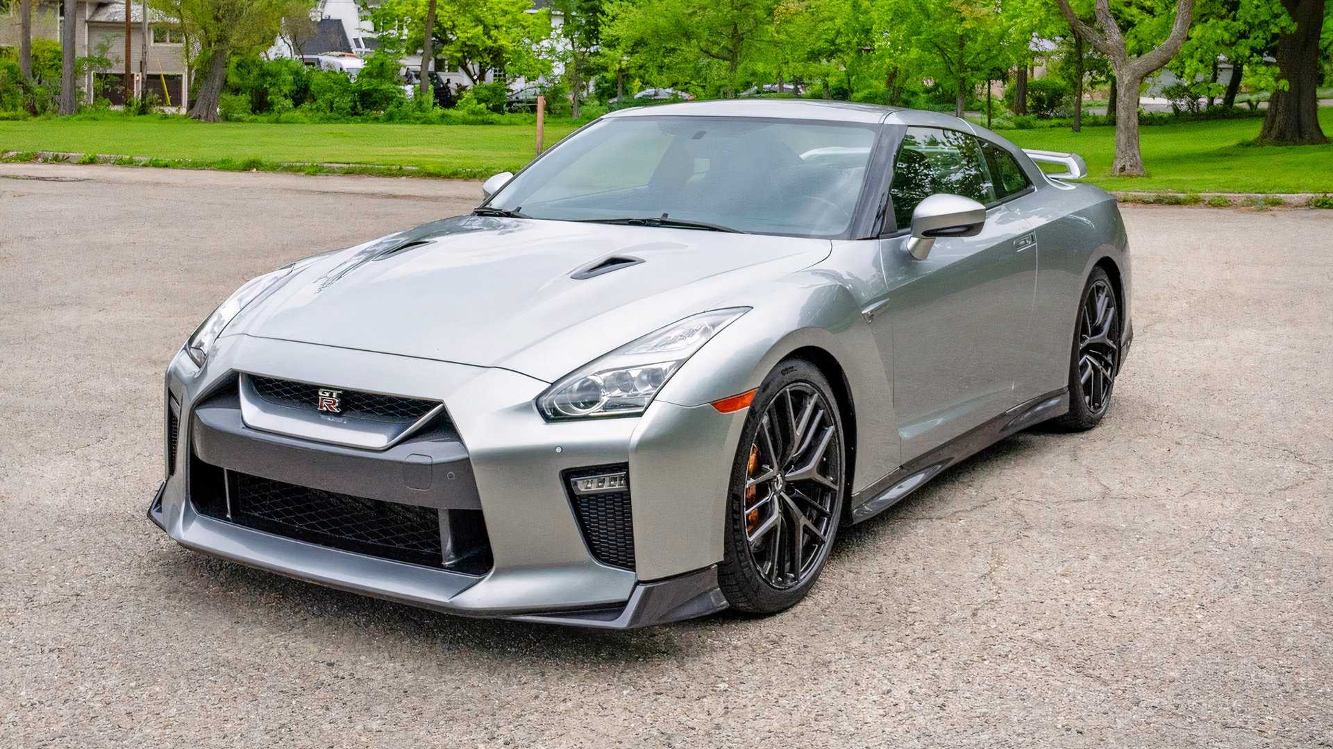 2017 Nissan GT-R R35 front 3/4
