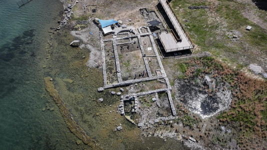 Αεροφωτογραφία αποτυπώνει τη θέση της παραλίμνιας βασιλικής, όπου οι αρχαιολόγοι αποκάλυψαν κατάλοιπα που συνδέονται με τον μικρό ναό όπου διεξήχθη η Πρώτη Οικουμενική Σύνοδος στη Νίκαια, Προύσα, Τουρκία, 10 Ιουλίου 2026. (Φωτογραφία: Πρακτορείο Anadolu)