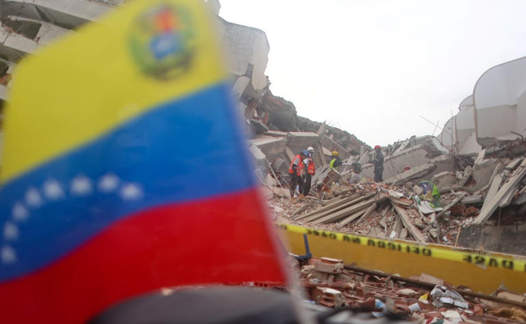 Voluntarios continúan en labores de búsqueda y rescate en Venezuela (10/07/2026). Foto: EFE