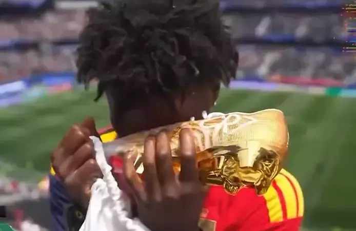 Ronaldo tặng ca sĩ nghiệp dư giày thi đấu World Cup