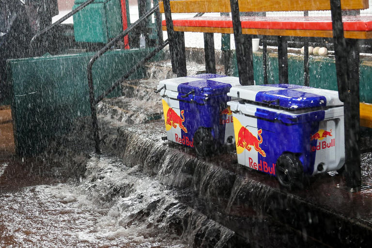 Cardinals outlast the Braves 2-1 early Saturday after a long rain delay